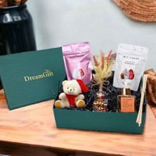 Dreamgift Strawberry Feast Hediye Seti - Sütlü ve Beyaz Çikolatalı Çilekli Drajeler, English Home Oda Kokusu ve Noel Baba Figürlü Kar Küresi ile Tatlı Bir Şölen