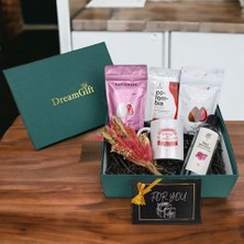 Dreamgift World’s Best Girlfriend Hediye Seti - Patiswiss Çilekli Draje, Just Roastery Colombia Çekirdek Kahve, Kuru Çiçek Demeti, Rebul Bouquet Kolonya ve Özel Baskılı Kupa ile Unutulmaz Anılar!