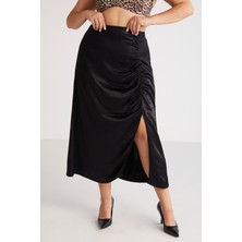 Ethiquet Jena Kadın Kabarcıklı Saten Görünümlü Drape Detaylı Yırtmaçlı Midi Siyah Büyük Beden Etek
