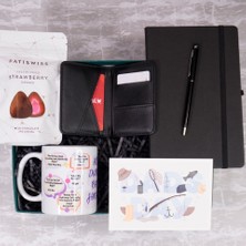 Dreamgift - Baba Esprilerine Özel Kupa ve Şık Aksesuarlar - Eğlenceli Porselen Kupa, Siyah Kartlık, Defter, Metal Touchpen Kalem ve Patiswiss Sütlü Çikolatalı Çilek Draje”