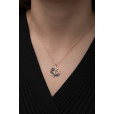 Mediterian 925 Ayar Turkuaz Elif Vav Gümüş Kolye, şık ve zarif tasarım, pembe zirkon taşlı.