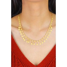 Mediterian İnci ve kişniş detaylı gümüş kolye, el işçiliği şıklık ve zarafet sunar