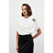 Sateen Tek Omuz Aksesuarlı Salaş Bluz - Ekru
