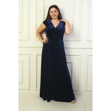 By Saygı Kadın Ön Arka V Yaka Yanı Büzgülü Yarım Ay Kollu Büyük Beden Uzun Kadife Elbise