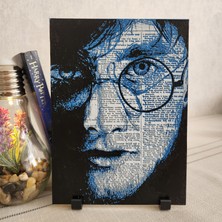 Altındal Home Harry Potter Yüzü Kabartmalı 3D Tablo - Kitap Yazılı Tasarım 3D Renkli Tablo + Stand  Dekor Dekorasyon