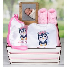 Ejoya Ahşap Sandıkta Kişiye Özel Zıbın Önlük Fotoğraf Çerçevesi ve Patik Bebek Hediye Seti 109410