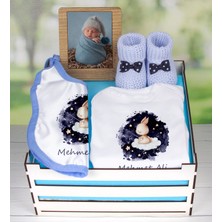 Ejoya Ahşap Sandıkta Kişiye Özel Zıbın Önlük Fotoğraf Çerçevesi ve Patik Bebek Hediye Seti 109411