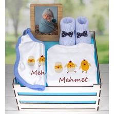 Ejoya Ahşap Sandıkta Kişiye Özel Zıbın Önlük Fotoğraf Çerçevesi ve Patik Bebek Hediye Seti 109406