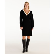 V-Yakalı Triko Elbise