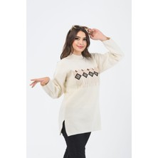 Nakışlı Taşlı Yırtmaçlı Balıkçı Yaka Krem Oversize Triko Kazak