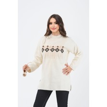 Nakışlı Taşlı Yırtmaçlı Balıkçı Yaka Krem Oversize Triko Kazak