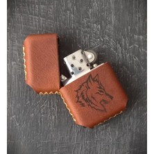 Nikura Craft Nikuracraft Kişiye Özel Çakmak Benzinli Deri Çakmak Deri Kılıflı Zippo Tarzı Çakmak El Yapımı Taba Rengi Kurt Desenli Hakiki Deri Çakmak