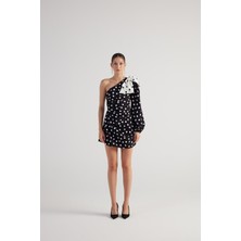 Puantiyeli Çıkarılabilir Kurdele Aksesuarlı Tek Kollu Mini Polka Elbise Siyah
