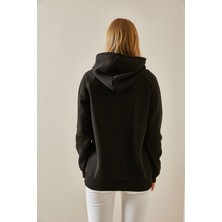 Yazı Detaylı Şardonlu Kapüşonlu Siyah Sweatshirt