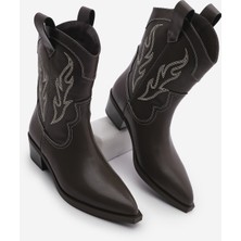 Marjin Kadın Sivri Burun Nakışlı Western Bot Tevlus Kahve