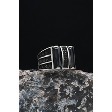 Prestige Gümüş Mikro Taş Süslemeli Siyah Baget Taşlı 925 Ayar Gümüş Erkek Yüzüğü 901251