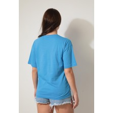 Amida Mavi Önü Leylek Nakışlı Bisiklet Yaka Oversize Kısa Kollu Kadın T-Shirt- 2421