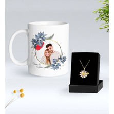 Bk Gift Kişiye Özel Isimli Yılbaşı Tasarımlı Beyaz Kupa Bardak ve Papatya Kolye Hediye Seti- 5, Sevgiliye Hediye, Yeni Yıl Hediyeleri