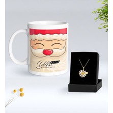 Bk Gift Kişiye Özel Isimli Yılbaşı Tasarımlı Beyaz Kupa Bardak ve Papatya Kolye Hediye Seti- 6, Sevgiliye Hediye, Yeni Yıl Hediyeleri