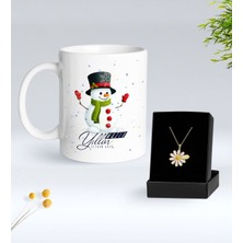 Bk Gift Kişiye Özel Isimli Yılbaşı Tasarımlı Beyaz Kupa Bardak ve Papatya Kolye Hediye Seti- 7, Sevgiliye Hediye, Yeni Yıl Hediyeleri