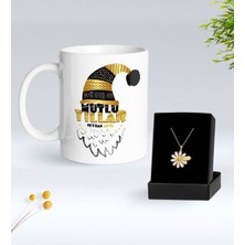 Bk Gift Kişiye Özel Isimli Yılbaşı Tasarımlı Beyaz Kupa Bardak ve Papatya Kolye Hediye Seti- 9, Sevgiliye Hediye, Yeni Yıl Hediyeleri