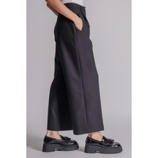 Kadın Yandan Cepli Fermuar ve Agraf Kapamalı Relaxed Fit Pantolon Siyah