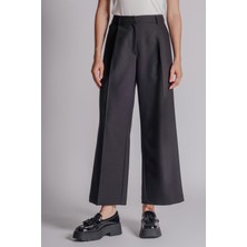 Kadın Yandan Cepli Fermuar ve Agraf Kapamalı Relaxed Fit Pantolon Siyah