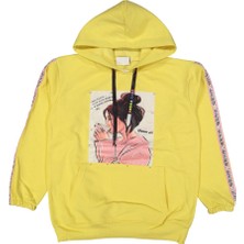 Kız Çocuk Kahve Içen Kız Desenli Kanguru Cepli Kapüşonlu Kolları Şeritli Sarı Renk Sweatshirt