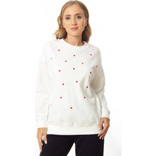 Kadın Rahat Kırmızı Kalp Desenli Yuvarlak Yaka Uzun Kollu Beyaz Sweatshirt