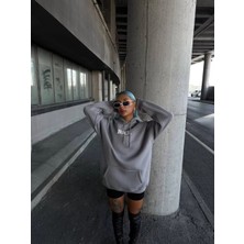 Tarz Yeri Uzun Kol Kapşonlu Göğüs Baskılı Sweatshirt - Gri