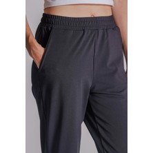 Kadın Yandan Cepli Beli ve Paçası Lastikli Relaxed Fit Jogger Pantolon Lacivert