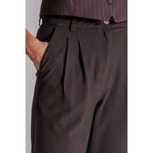 Kadın Yandan Cepli Arka Cep Fleto Beli Lastikli ve Pilili Slim Fit Pantolon Kahverengi