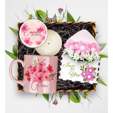 Ejoya Kişiye Özel Çiçek Tasarım Kupa & Mum & Papatya Figür Mektup Aranjmanı  113184