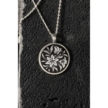 Takı Depo Yuvarlak Çiçek Desenli Siyah Mineli Gümüş Kolye