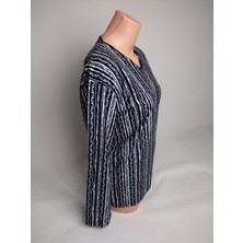 Yaşar Triko Kadın Lacivert Beyaz Desenli V Yaka Uzun Kollu Yanları Yırtmaçlı Mevsimlik Süet Anne Penye Tişört Bluz