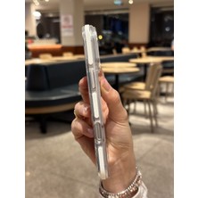 Paladyum Case iPhone 16 Pro Uyumlu Darbelere Karşı Korumalı Magsafe Özellikli Beyaz Detaylı Sararmaz Şeffaf Kılıf