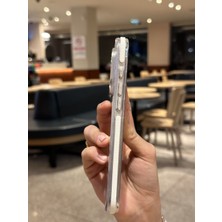 Paladyum Case iPhone 16 Pro Uyumlu Darbelere Karşı Korumalı Magsafe Özellikli Beyaz Detaylı Sararmaz Şeffaf Kılıf