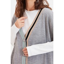 FRM Kadın Tesettür Moda Şık Midi V Yaka Uzun Kol Renk Bloklu Yakası Şerit Detaylı Triko Süveter