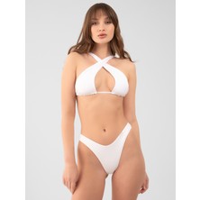 Çapraz Beyaz Bikini Üstü