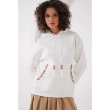 Kadın Beyaz Etnik Desenli Kapüşonlu Şardonlu Oversize Sweatshirt HZL25W-BD1554431