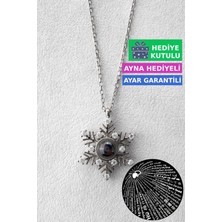Jewelmim Gümüş 100 Dilde Seni Seviyorum Yazan 18 Ayar Beyaz Altın Kaplama Kar Tanesi 925 Ayar Gümüş Kadın Kolye | Bayan Yüz Dilde Seni Seviyorum Kolyesi Zirkon Taşlı Kar Tanesi Kadın Gümüş Kolye