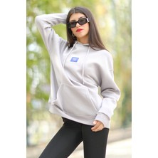 Kadın Gri Süs Etiket Baskılı Kapüşonlu Oversize Kanguru Cepli Sweatshirt - 25103