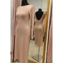 Due Stelle Sırt Dekolteli Uzun Kollu Yırtmaçlı Midi Elbise - Parlak Pudra Şık Davet ve Özel Günler Için Elbise