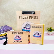 Attach Herkesin Hayatına Kimse Karışamaz Tasarımlı Özel Kutulu Sekreterlik Lastikli Defter ve Kalemlik Set