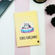 Attach Herkesin Hayatına Kimse Karışamaz Tasarımlı Özel Kutulu Sekreterlik Lastikli Defter ve Kalemlik Set