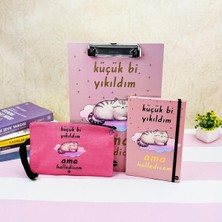 Attach Küçük Bi Yıkıldım V2 Tasarımlı Özel Kutulu Sekreterlik Lastikli Defter ve Kalemlik Set