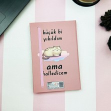 Attach Küçük Bi Yıkıldım V2 Tasarımlı Özel Kutulu Sekreterlik Lastikli Defter ve Kalemlik Set