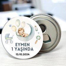 DeBu Ayda Uyuyan Çocuk Temalı Doğum Günü Hediyeliği 58 mm Buzdolabına Yapışabilen Açacak Magnet