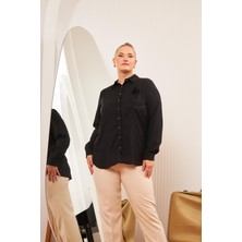 Büyük Beden Gül Aksesuarlı Gömlek Siyah