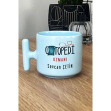 Hedizu Kişiye Özel Ortopedi Uzmanı Pastel T Kulplu Kupa Bardak Mavi Isme Özel Tıp Bayramı Hediyeleri